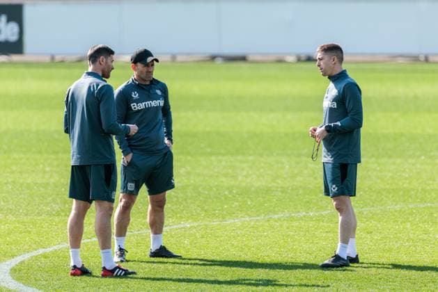 UEFA Champions League, Abschlusstraining Bayer 04 Leverkusen; 10.03.2025 Xabi Alonso (Cheftrainer Bayer 04 Leverkusen) diskutiert mit seinen Co-Trainern UEFA Champions League Achtelfinale Rückspiel, Abschlusstraining Bayer 04 Leverkusen vor dem Spiel gegen FC Bayern München; Leverkusen, Ulrich-Haberland-Stadion am 10.03.2025 Copyright: xBEAUTIFULxSPORTS Wunderlx