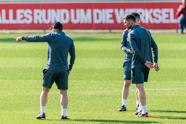 UEFA Champions League, Abschlusstraining Bayer 04 Leverkusen; 10.03.2025 Xabi Alonso (Cheftrainer Bayer 04 Leverkusen) diskutiert mit seinen Co-Trainern UEFA Champions League Achtelfinale Rückspiel, Abschlusstraining Bayer 04 Leverkusen vor dem Spiel gegen FC Bayern München; Leverkusen, Ulrich-Haberland-Stadion am 10.03.2025 Copyright: xBEAUTIFULxSPORTS Wunderlx
