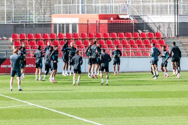 UEFA Champions League, Abschlusstraining Bayer 04 Leverkusen; 10.03.2025 Warm Up, Übersicht UEFA Champions League Achtelfinale Rückspiel, Abschlusstraining Bayer 04 Leverkusen vor dem Spiel gegen FC Bayern München; Leverkusen, Ulrich-Haberland-Stadion am 10.03.2025 Copyright: xBEAUTIFULxSPORTS Wunderlx