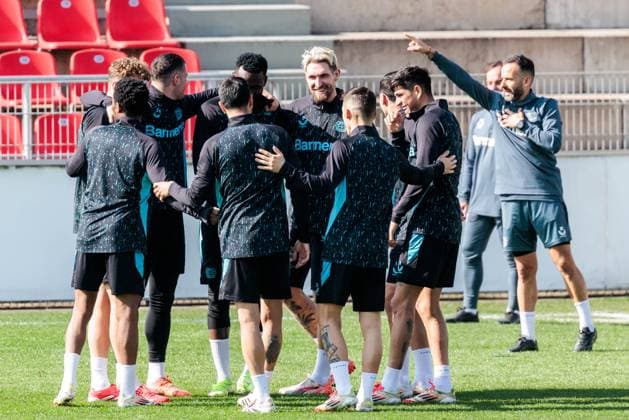 UEFA Champions League, Abschlusstraining Bayer 04 Leverkusen; 10.03.2025 Warm Up, schnelle Kreisbildung UEFA Champions League Achtelfinale Rückspiel, Abschlusstraining Bayer 04 Leverkusen vor dem Spiel gegen FC Bayern München; Leverkusen, Ulrich-Haberland-Stadion am 10.03.2025 Copyright: xBEAUTIFULxSPORTS Wunderlx