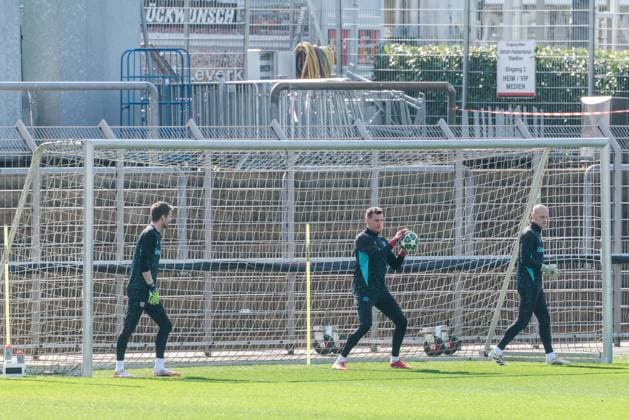 UEFA Champions League, Abschlusstraining Bayer 04 Leverkusen; 10.03.2025 Matej Kovar (Bayer 04 Leverkusen, 17) am Ball UEFA Champions League Achtelfinale Rückspiel, Abschlusstraining Bayer 04 Leverkusen vor dem Spiel gegen FC Bayern München; Leverkusen, Ulrich-Haberland-Stadion am 10.03.2025 Copyright: xBEAUTIFULxSPORTS Wunderlx