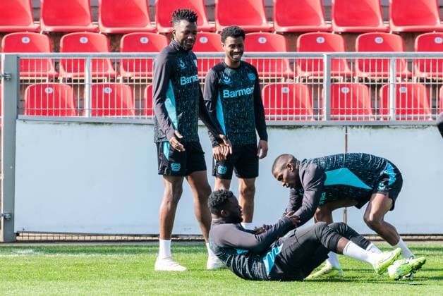 UEFA Champions League, Abschlusstraining Bayer 04 Leverkusen; 10.03.2025 Victor Boniface (Bayer 04 Leverkusen, 22) liegt auf dem Boden, Nordi Mukiele (Bayer 04 Leverkusen, 23) will ihm aufhelfen UEFA Champions League Achtelfinale Rückspiel, Abschlusstraining Bayer 04 Leverkusen vor dem Spiel gegen FC Bayern München; Leverkusen, Ulrich-Haberland-Stadion am 10.03.2025 Copyright: xBEAUTIFULxSPORTS Wunderlx