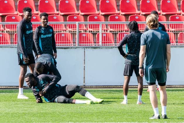 UEFA Champions League, Abschlusstraining Bayer 04 Leverkusen; 10.03.2025 Victor Boniface (Bayer 04 Leverkusen, 22) liegt auf dem Boden, Nordi Mukiele (Bayer 04 Leverkusen, 23) will ihm aufhelfen, der wehrt sich UEFA Champions League Achtelfinale Rückspiel, Abschlusstraining Bayer 04 Leverkusen vor dem Spiel gegen FC Bayern München; Leverkusen, Ulrich-Haberland-Stadion am 10.03.2025 Copyright: xBEAUTIFULxSPORTS Wunderlx