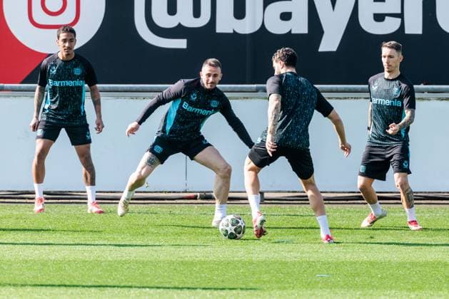 UEFA Champions League, Abschlusstraining Bayer 04 Leverkusen; 10.03.2025 Warmkicken Alex Garcia (Bayer 04 Leverkusen, 24), Alejandro Grimaldo (Bayer 04 Leverkusen, 20) UEFA Champions League Achtelfinale Rückspiel, Abschlusstraining Bayer 04 Leverkusen vor dem Spiel gegen FC Bayern München; Leverkusen, Ulrich-Haberland-Stadion am 10.03.2025 Copyright: xBEAUTIFULxSPORTS Wunderlx