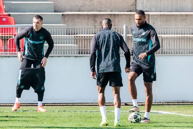 UEFA Champions League, Abschlusstraining Bayer 04 Leverkusen; 10.03.2025 Warmkicken Jonathan Tah (Bayer 04 Leverkusen, 4) UEFA Champions League Achtelfinale Rückspiel, Abschlusstraining Bayer 04 Leverkusen vor dem Spiel gegen FC Bayern München; Leverkusen, Ulrich-Haberland-Stadion am 10.03.2025 Copyright: xBEAUTIFULxSPORTS Wunderlx