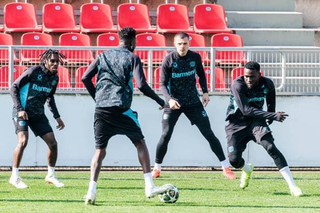 UEFA Champions League, Abschlusstraining Bayer 04 Leverkusen; 10.03.2025 Warmkicken Edmond Tapsoba (Bayer 04 Leverkusen, 12), Victor Boniface (Bayer 04 Leverkusen, 22) UEFA Champions League Achtelfinale Rückspiel, Abschlusstraining Bayer 04 Leverkusen vor dem Spiel gegen FC Bayern München; Leverkusen, Ulrich-Haberland-Stadion am 10.03.2025 Copyright: xBEAUTIFULxSPORTS Wunderlx