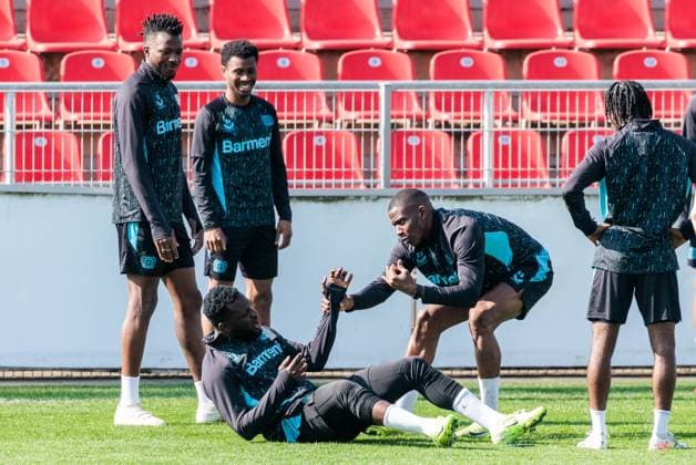 UEFA Champions League, Abschlusstraining Bayer 04 Leverkusen; 10.03.2025 Victor Boniface (Bayer 04 Leverkusen, 22) liegt auf dem Boden, Nordi Mukiele (Bayer 04 Leverkusen, 23) will ihm aufhelfen UEFA Champions League Achtelfinale Rückspiel, Abschlusstraining Bayer 04 Leverkusen vor dem Spiel gegen FC Bayern München; Leverkusen, Ulrich-Haberland-Stadion am 10.03.2025 Copyright: xBEAUTIFULxSPORTS Wunderlx