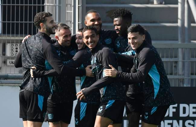 Sport Bilder des Tages 10.03.2025, xophax, Fussball Champions - League 2024 2025 Bayer Leverkusen Training vor dem Champions-League Spiel gegen Bayern München Mario Hermoso , Aleix Garcia , Emiliano Buendia , Arthur, Jonathan Tah , Edmond Tapsoba und Alejo Sarto von links nach rechts (DFL DFB REGULATIONS PROHIBIT ANY USE OF PHOTOGRAPHS as IMAGE SEQUENCES and or QUASI-VIDEO) Leverkusen
