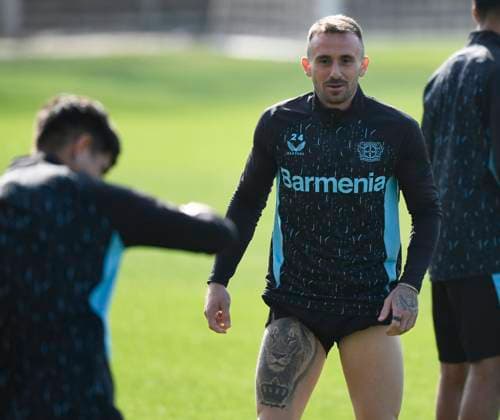 10.03.2025, xophax, Fussball Champions - League 2024 2025 Bayer Leverkusen Training vor dem Champions-League Spiel gegen Bayern München Alex Garcia mir Löwen-Tattoo (DFL DFB REGULATIONS PROHIBIT ANY USE OF PHOTOGRAPHS as IMAGE SEQUENCES and or QUASI-VIDEO) Leverkusen