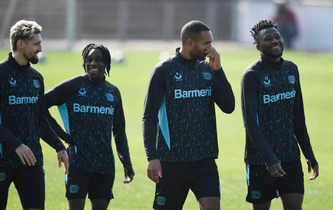 10.03.2025, xophax, Fussball Champions - League 2024 2025 Bayer Leverkusen Training vor dem Champions-League Spiel gegen Bayern München Robert Andrich , Jeremie Frimpong, Jonathan Tah und Edmond Tapsoba von links nach rechts (DFL DFB REGULATIONS PROHIBIT ANY USE OF PHOTOGRAPHS as IMAGE SEQUENCES and or QUASI-VIDEO) Leverkusen