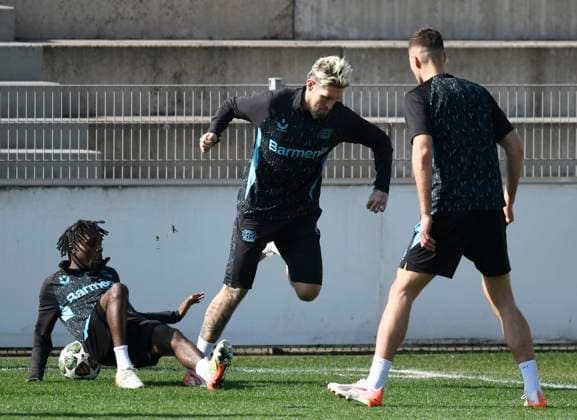 10.03.2025, xophax, Fussball Champions - League 2024 2025 Bayer Leverkusen Training vor dem Champions-League Spiel gegen Bayern München Jeremie Frimpong , links gegen Robert Andrich Patrick Schick , rechts schaut zu (DFL DFB REGULATIONS PROHIBIT ANY USE OF PHOTOGRAPHS as IMAGE SEQUENCES and or QUASI-VIDEO) Leverkusen