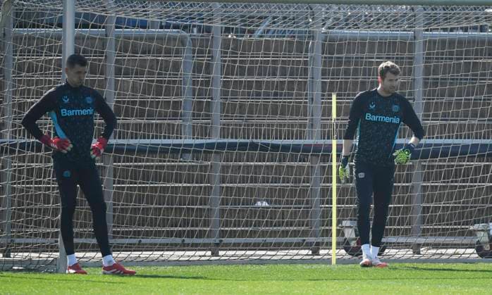 10.03.2025, xophax, Fussball Champions - League 2024 2025 Bayer Leverkusen Training vor dem Champions-League Spiel gegen Bayern München Lukas Hradecky , rechts und Matej Kovar, links (DFL DFB REGULATIONS PROHIBIT ANY USE OF PHOTOGRAPHS as IMAGE SEQUENCES and or QUASI-VIDEO) Leverkusen