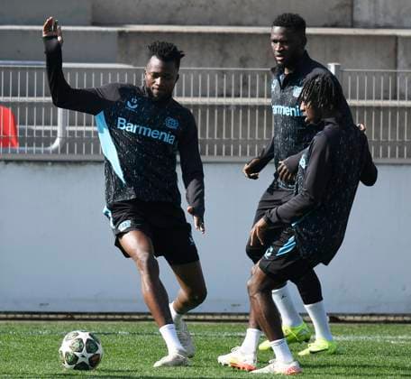 10.03.2025, xophax, Fussball Champions - League 2024 2025 Bayer Leverkusen Training vor dem Champions-League Spiel gegen Bayern München Edmond Tapsoba , links und Victor Boniface und Jeremie Frimpong, rechts (DFL DFB REGULATIONS PROHIBIT ANY USE OF PHOTOGRAPHS as IMAGE SEQUENCES and or QUASI-VIDEO) Leverkusen