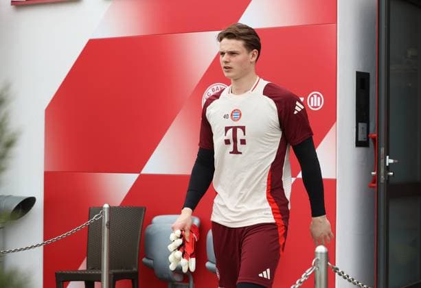 Fussball, Herren, Saison 2024 2025, FC Bayern München, Abschlusstraining, Training, Champions League Jonas Urbig (FC Bayern München) auf dem Weg zum Trainignsplatz