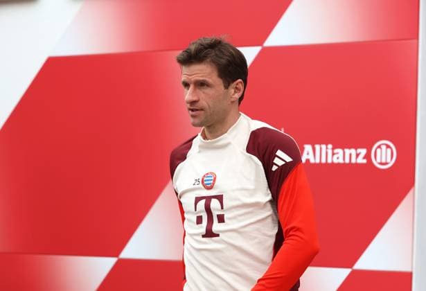 Fussball, Herren, Saison 2024 2025, FC Bayern München, Abschlusstraining, Training, Champions League Thomas Müller, Mueller (FC Bayern München) auf dem Weg zum Trainignsplatz