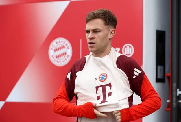 Fussball, Herren, Saison 2024 2025, FC Bayern München, Abschlusstraining, Training, Champions League Joshua Kimmich (FC Bayern München) auf dem Weg zum Trainignsplatz