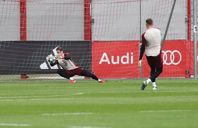 Fussball, Herren, Saison 2024 2025, FC Bayern München, Abschlusstraining, Training, Champions League Jonas Urbig (FC Bayern München) fängt einen Ball