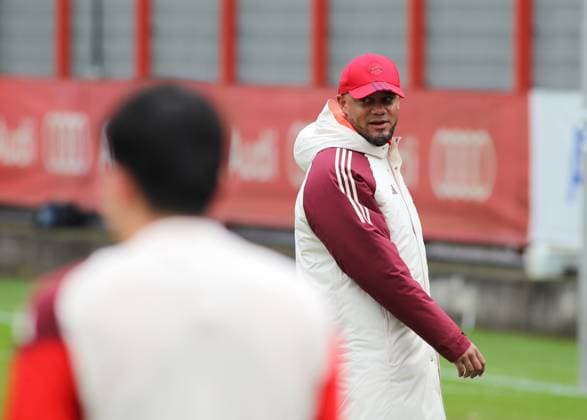 Fussball, Herren, Saison 2024 2025, FC Bayern München, Abschlusstraining, Training, Champions League Vincent Kompany, Trainer (FC Bayern München) dreht sich nach hinten um, schauen, beobachten