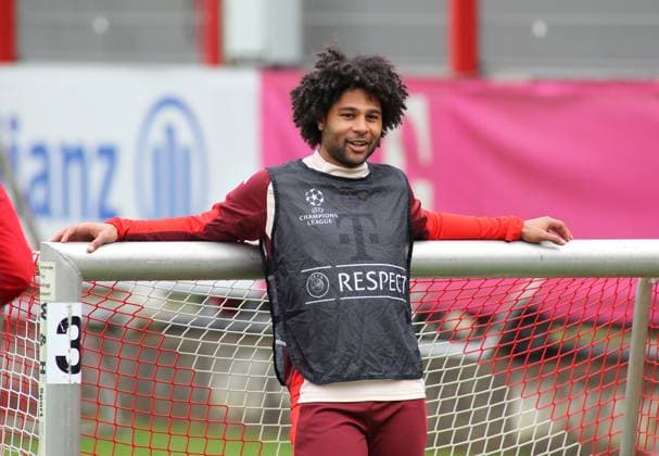 Sport Themen der Woche KW11 Sport Bilder des Tages Fussball, Herren, Saison 2024 2025, FC Bayern München, Abschlusstraining, Training, Champions League Serge Gnabry (FC Bayern München) lehnt entspannt an einem kleinen Tor *** Football, Men, Season 2024 2025, FC Bayern Munich, Final training, Training, Champions League Serge Gnabry FC Bayern Munich leans relaxed against a small goal