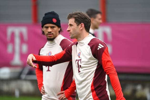 Thomas MUELLER (MÜLLER,Bayern Muenchen), Gestik,gibt Anweisungen,hi:Leroy SANE (Bayern Muenchen). Aktion, Abschlusstraining am 10.03.2025 vor dem Fussball Champions League Achtelfinale Bayer 04 Leverkusen - FC Bayern Muenchen