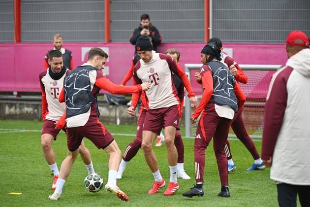 v.li:Raphael GUERREIRO (Bayern Muenchen),Josip STANISIC (Bayern Muenchen),Leon GORETZKA (Bayern Muenchen),Michael OLISE (Bayern Muenchen),Aktion,Zweikampf. Abschlusstraining am 10.03.2025 vor dem Fussball Champions League Achtelfinale Bayer 04 Leverkusen - FC Bayern Muenchen