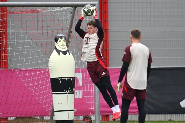 Torwart Jonas URBIG (Bayern Muenchen) beim Torwarttraining,Aktion, Abschlusstraining am 10.03.2025 vor dem Fussball Champions League Achtelfinale Bayer 04 Leverkusen - FC Bayern Muenchen