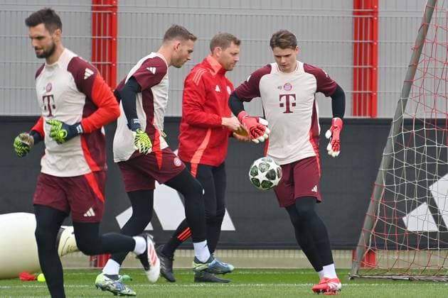 v.re:Torwart Jonas URBIG (Bayern Muenchen), Torwarttrainer Michael RECHNER (Bayern Muenchen),Torwart Daniel PERETZ (Bayern Muenchen) ,Sven ULREICH,Torwart (Bayern Muenchen).Aktion, Abschlusstraining am 10.03.2025 vor dem Fussball Champions League Achtelfinale Bayer 04 Leverkusen - FC Bayern Muenchen