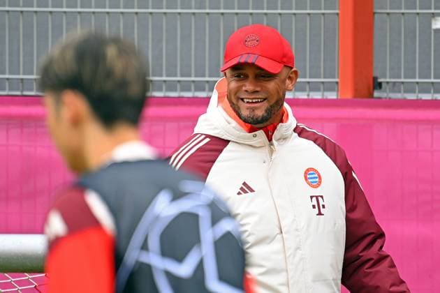 Trainer Vincent KOMPANY (Bayern Muenchen), lacht,lachen,lachend,optimistisch,gutgelaunt. Portrait,Portraet. Abschlusstraining am 10.03.2025 vor dem Fussball Champions League Achtelfinale Bayer 04 Leverkusen - FC Bayern Muenchen