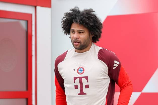 Serge Gnabry (FC Bayern Muenchen, 07) auf dem Weg aus der Kabine auf den Trainingsplatz, GER, Abschlusstraining, FC Bayern Muenchen, Fussball, UEFA Champions League, Achtelfinale Rueckspiel, Saison 2024 2025, 10.03.2025, GER, Abschlusstraining, FC Bayern Muenchen, Fussball, UEFA Champions League, Achtelfinale Rueckspiel, Saison 2024 2025, 10.03.2025 Muenchen Copyright: xEibner-Pressefoto JennixMaulx EP_JML