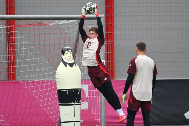 Torwart Jonas URBIG (Bayern Muenchen) beim Torwarttraining,Aktion, Abschlusstraining am 10.03.2025 vor dem Fussball Champions League Achtelfinale Bayer 04 Leverkusen - FC Bayern Muenchen