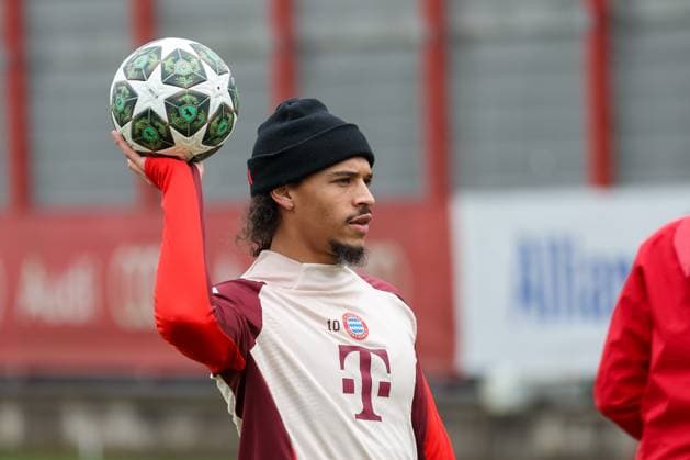 Leroy Sane (FC Bayern Muenchen, 10) mit Ball in der Hand beim Training, GER, Abschlusstraining, FC Bayern Muenchen, Fussball, UEFA Champions League, Achtelfinale Rueckspiel, Saison 2024 2025, 10.03.2025, GER, Abschlusstraining, FC Bayern Muenchen, Fussball, UEFA Champions League, Achtelfinale Rueckspiel, Saison 2024 2025, 10.03.2025 Muenchen Copyright: xEibner-Pressefoto JennixMaulx EP_JML