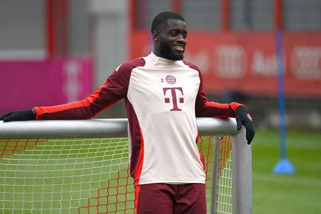 Dayot UPAMECANO (Bayern Muenchen),lehnt an einem Trainingstor, Aktion,Einzelbild,angeschnittenes Einzelmotiv,Halbfigur,halbe Figur. Abschlusstraining am 10.03.2025 vor dem Fussball Champions League Achtelfinale Bayer 04 Leverkusen - FC Bayern Muenchen