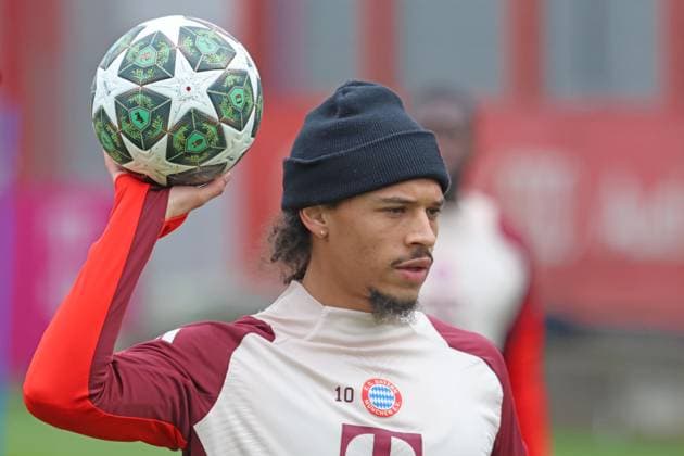 10 Leroy Sane, am Ball, Handball, Portraet, Portrait, Fussball Abschlusstraining - FC Bayern München vor UEFA Champions League-Spiel vs. Bayer 04 Leverkusen Achtelfinal-Rückspiel der KO-Phase der diesjährigen UEFA Champions League-Saison Anstoß im Stadion BayArena in Leverkusen ist um 21.00 Uhr MEZ. Amazon Prime Video überträgt das Spiel in Deutschland live 10.03.2025 Trainingsgelände, Säbenerstr. FOTO: Mladen Lackovic LakoPress
