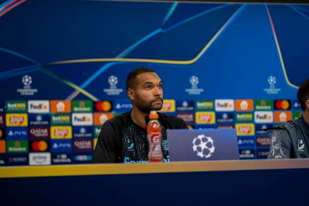 Jonathan Tah (Bayer 04 Leverkusen, 4) bei der Pressekonferenz. 10.03.2025, Pressekonferenz Bayer 04 Leverkusen vor dem Rückspiel der Champions League Bayer Leverkusen - FC Bayern München Bundesliga, GER, Leverkusen, BayArena DFL regulations prohibit any use of photographs as image sequences and or quasi-video. Copyright: HMBxMedia xMarcoxBader