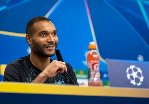 Jonathan Tah (Bayer 04 Leverkusen, 4) bei der Pressekonferenz. 10.03.2025, Pressekonferenz Bayer 04 Leverkusen vor dem Rückspiel der Champions League Bayer Leverkusen - FC Bayern München Bundesliga, GER, Leverkusen, BayArena DFL regulations prohibit any use of photographs as image sequences and or quasi-video. Copyright: HMBxMedia xMarcoxBader