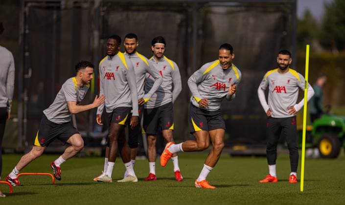 Football - UEFA Champions League - Round of 16 2nd Leg - Liverpool FC v Paris Saint-Germain - MD-1 LIVERPOOL, ENGLAND - Monday, March 10, 2025: Liverpool s Diogo Jota (L) and captain Virgil van Dijk during a training session at the AXA Training Centre ahead of the UEFA Champions League Round of 16 2nd Leg match between Liverpool FC and Paris Saint-Germain. (Photo by David Rawcliffe Propaganda) LIVERPOOL AXA Training Centre MERSEYSIDE ENGLAND  Copyright: xDavidxRawcliffex P2025-03-10-Liverpool_PSG_MD-1-16