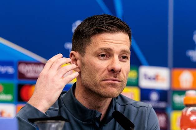 UEFA Champions League, Pressekonferenz Bayer 04 Leverkusen; 10.03.2025 Xabi Alonso (Cheftrainer Bayer 04 Leverkusen) gestikuliert während der Pressekonferenz UEFA Champions League Achtelfinale Rückspiel, Pressekonferenz Bayer 04 Leverkusen vor dem Spiel gegen FC Bayern München; Leverkusen, BayArena am 10.03.2025 Copyright: xBEAUTIFULxSPORTS Wunderlx