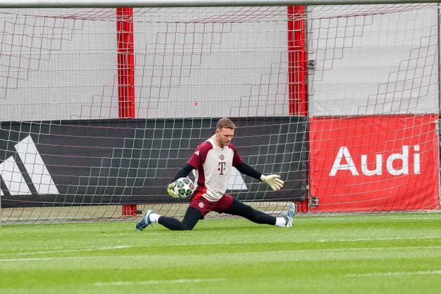 Daniel Peretz (FC Bayern Muenchen, 18) beim Training, GER, Abschlusstraining, FC Bayern Muenchen, Fussball, UEFA Champions League, Achtelfinale Rueckspiel, Saison 2024 2025, 10.03.2025, GER, Abschlusstraining, FC Bayern Muenchen, Fussball, UEFA Champions League, Achtelfinale Rueckspiel, Saison 2024 2025, 10.03.2025 Muenchen Copyright: xEibner-Pressefoto JennixMaulx EP_JML