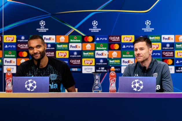 UEFA Champions League, Pressekonferenz Bayer 04 Leverkusen; 10.03.2025 Jonathan Tah (Bayer 04 Leverkusen, 4) und Xabi Alonso (Cheftrainer Bayer 04 Leverkusen) lächelnd während der Pressekonferenz UEFA Champions League Achtelfinale Rückspiel, Pressekonferenz Bayer 04 Leverkusen vor dem Spiel gegen FC Bayern München; Leverkusen, BayArena am 10.03.2025 Copyright: xBEAUTIFULxSPORTS Wunderlx