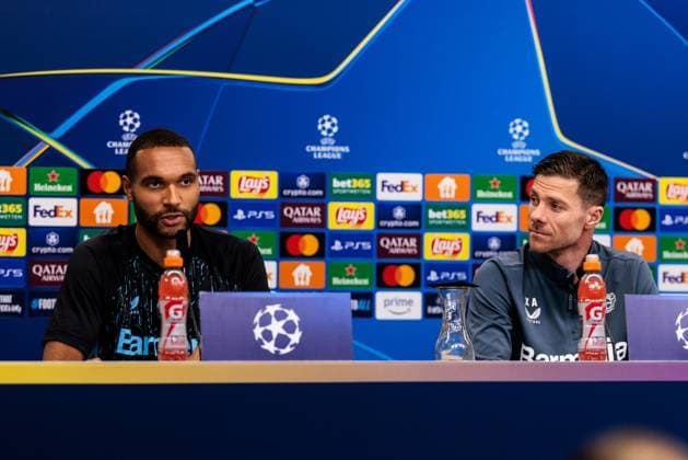 UEFA Champions League, Pressekonferenz Bayer 04 Leverkusen; 10.03.2025 Jonathan Tah (Bayer 04 Leverkusen, 4) und Xabi Alonso (Cheftrainer Bayer 04 Leverkusen) während der Pressekonferenz UEFA Champions League Achtelfinale Rückspiel, Pressekonferenz Bayer 04 Leverkusen vor dem Spiel gegen FC Bayern München; Leverkusen, BayArena am 10.03.2025 Copyright: xBEAUTIFULxSPORTS Wunderlx