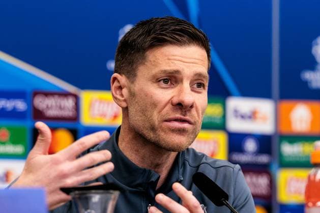 UEFA Champions League, Pressekonferenz Bayer 04 Leverkusen; 10.03.2025 Xabi Alonso (Cheftrainer Bayer 04 Leverkusen) gestikuliert während der Pressekonferenz UEFA Champions League Achtelfinale Rückspiel, Pressekonferenz Bayer 04 Leverkusen vor dem Spiel gegen FC Bayern München; Leverkusen, BayArena am 10.03.2025 Copyright: xBEAUTIFULxSPORTS Wunderlx