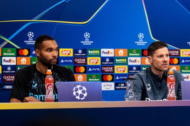UEFA Champions League, Pressekonferenz Bayer 04 Leverkusen; 10.03.2025 Jonathan Tah (Bayer 04 Leverkusen, 4) und Xabi Alonso (Cheftrainer Bayer 04 Leverkusen) während der Pressekonferenz UEFA Champions League Achtelfinale Rückspiel, Pressekonferenz Bayer 04 Leverkusen vor dem Spiel gegen FC Bayern München; Leverkusen, BayArena am 10.03.2025 Copyright: xBEAUTIFULxSPORTS Wunderlx