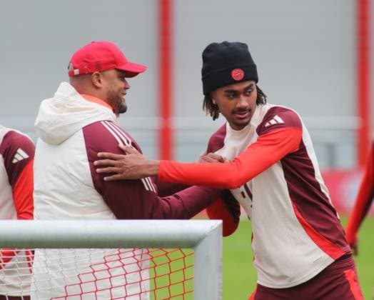 Fussball, Herren, Saison 2024 2025, FC Bayern München, Abschlusstraining, Training, Champions League Vincent Kompany, Trainer (FC Bayern München) (li.) begrüsst Jonah Kusi-Asare (FC Bayern München) (re.) per Handschlag auf dem Platz