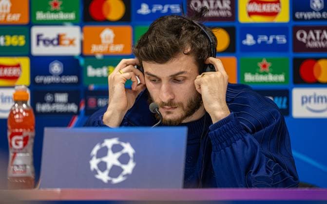 Football - UEFA Champions League - Round of 16 2nd Leg - Liverpool FC v Paris Saint-Germain - MD-1 LIVERPOOL, ENGLAND - Monday, March 10, 2025: Paris Saint-Germain s Khvicha Kvaratskhelia during a press conference, PK, Pressekonferenz at Anfield ahead of the UEFA Champions League Round of 16 2nd Leg match between Liverpool FC and Paris Saint-Germain. (Photo by David Rawcliffe Propaganda) LIVERPOOL Anfield MERSEYSIDE ENGLAND  Copyright: xDavidxRawcliffex P2025-03-10-Liverpool_PSG_MD-1-33