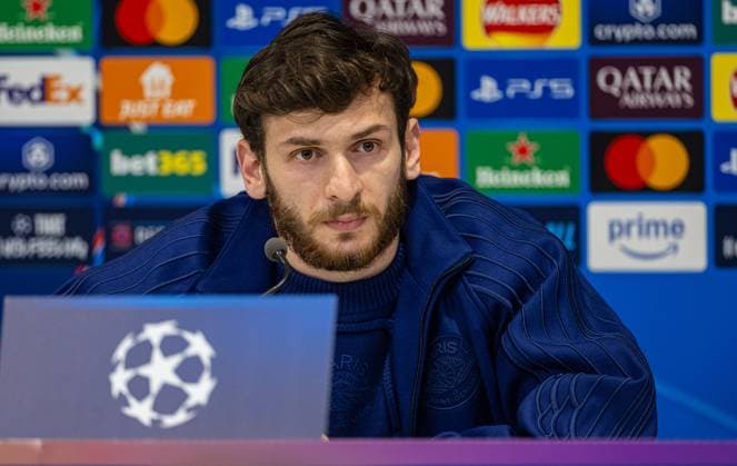 Football - UEFA Champions League - Round of 16 2nd Leg - Liverpool FC v Paris Saint-Germain - MD-1 LIVERPOOL, ENGLAND - Monday, March 10, 2025: Paris Saint-Germain s Khvicha Kvaratskhelia during a press conference, PK, Pressekonferenz at Anfield ahead of the UEFA Champions League Round of 16 2nd Leg match between Liverpool FC and Paris Saint-Germain. (Photo by David Rawcliffe Propaganda) LIVERPOOL Anfield MERSEYSIDE ENGLAND  Copyright: xDavidxRawcliffex P2025-03-10-Liverpool_PSG_MD-1-38