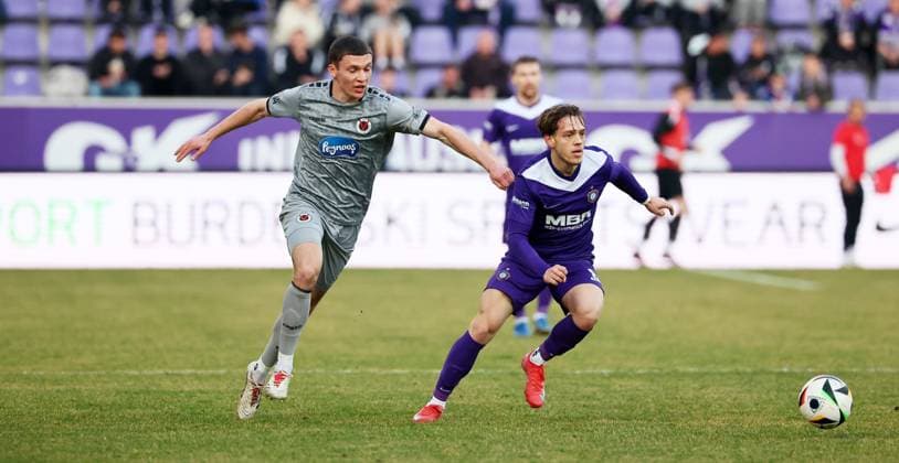 Aue, 09.03.2025, Erzgebirgsstadion, Fußball, 3.Liga, 27.Spieltag , FC Erzgebirge Aue vs. Viktoria Köln 2:1 (1:0) , Im Bild von links; Niklas May ( 37, Vik Köln), Mika Clausen ( 8, Aue). , Nur für journalistische Zwecke. Only for editorial use! , DFB regulations prohibit any use of photographs as image sequences and or quasi-video. ,