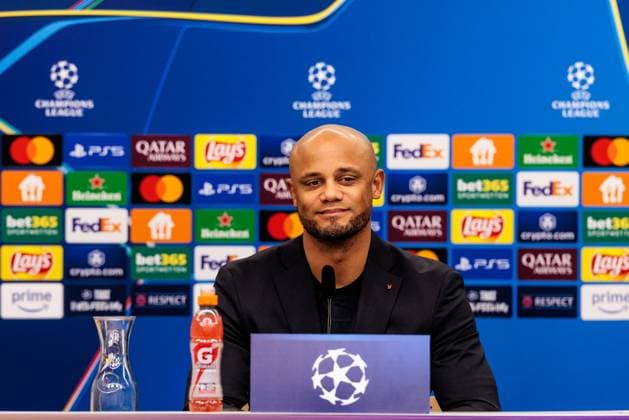 UEFA Champions League, Pressekonferenz FC Bayern München; 10.03.2025 Vincent Kompany (Trainer FC Bayern München) lächelt während der Pressekonferenz UEFA Champions League Achtelfinale Rückspiel, Pressekonferenz FC Bayern München vor dem Spiel gegen FC Bayern München; Leverkusen, BayArena am 10.03.2025 Copyright: xBEAUTIFULxSPORTS Wunderlx