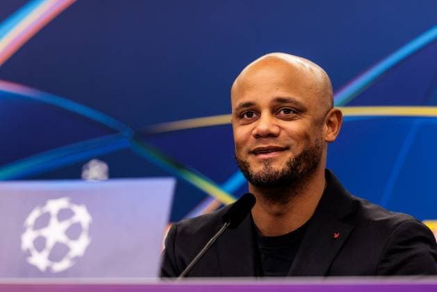 UEFA Champions League, Pressekonferenz FC Bayern München; 10.03.2025 Vincent Kompany (Trainer FC Bayern München) lächelt während der Pressekonferenz UEFA Champions League Achtelfinale Rückspiel, Pressekonferenz FC Bayern München vor dem Spiel gegen FC Bayern München; Leverkusen, BayArena am 10.03.2025 Copyright: xBEAUTIFULxSPORTS Wunderlx