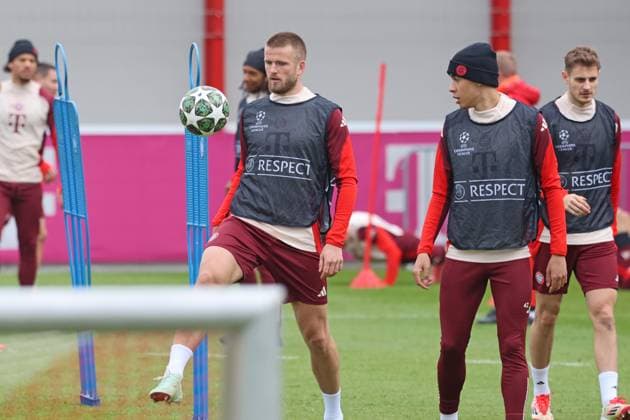 15 Eric Dier (am Ball) mit 42 Jamal Musiala, 44 Josip Stanisic, Portraet, Portrait, Gruppe, Fussball Abschlusstraining - FC Bayern München vor UEFA Champions League-Spiel vs. Bayer 04 Leverkusen Achtelfinal-Rückspiel der KO-Phase der diesjährigen UEFA Champions League-Saison Anstoß im Stadion BayArena in Leverkusen ist um 21.00 Uhr MEZ. Amazon Prime Video überträgt das Spiel in Deutschland live 10.03.2025 Trainingsgelände, Säbenerstr. FOTO: Mladen Lackovic LakoPress