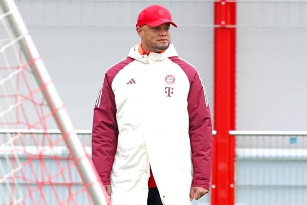 Trainer Vincent Kompany, Portraet, Portrait, Fussball Abschlusstraining - FC Bayern München vor UEFA Champions League-Spiel vs. Bayer 04 Leverkusen Achtelfinal-Rückspiel der KO-Phase der diesjährigen UEFA Champions League-Saison Anstoß im Stadion BayArena in Leverkusen ist um 21.00 Uhr MEZ. Amazon Prime Video überträgt das Spiel in Deutschland live 10.03.2025 Trainingsgelände, Säbenerstr. FOTO: Mladen Lackovic LakoPress